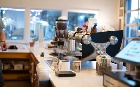 Machine Delight: AI Robot Helps Serve Happy Customers